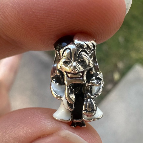 Pandora x Disney Cruella De Vil Charm – 101 Dalmatians - Picture 4 of 11